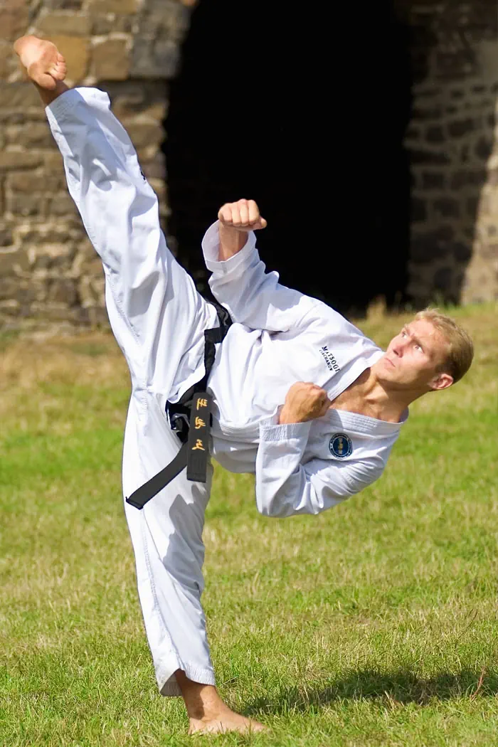 kick2 https://sportywalkiciechanow.pl/wp-content/uploads/2024/10/kick2.webp